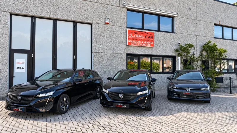 La sede GlobalCar a Zero Branco (Treviso) con auto pronte per il noleggio