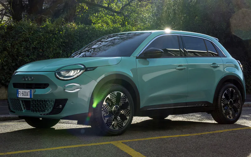 Noleggio a lungo termine Fiat 600 1.2 Hybrid 145 CV Icon